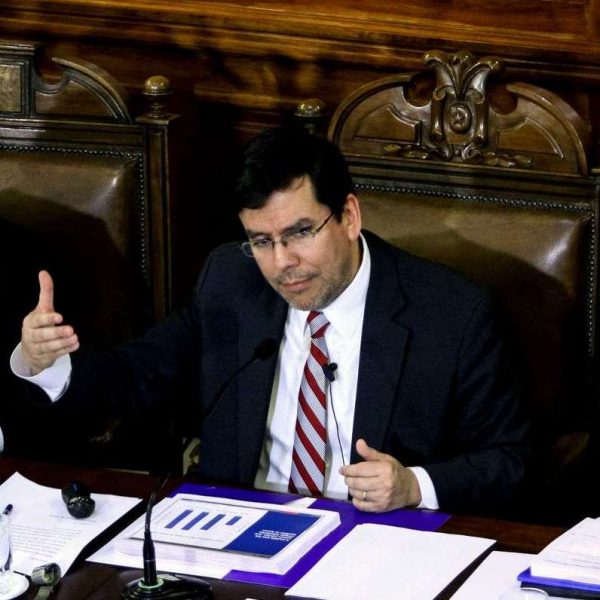 Un 39 % de los chilenos rechaza la Reforma Tributaria, un 38% la aprueba Un 39 % de los chilenos rechaza la Reforma Tributaria, un 38% la aprueba