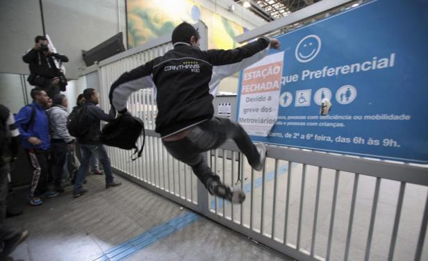 Huelga del metro en Sao Paulo provoca embotellamientos e incidentes Huelga del metro en Sao Paulo provoca embotellamientos e incidentes
