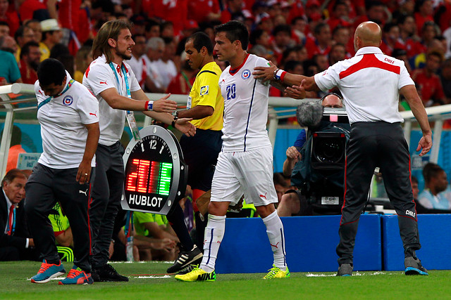 Charles Aránguiz presenta un esguince medial de rodilla y es duda ante Holanda Charles Aránguiz presenta un esguince medial de rodilla y es duda ante Holanda