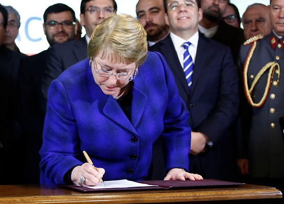 Bachelet firma proyecto de ley que fortalece el Sernac y asociaciones de consumidores Bachelet firma proyecto de ley que fortalece el Sernac y asociaciones de consumidores