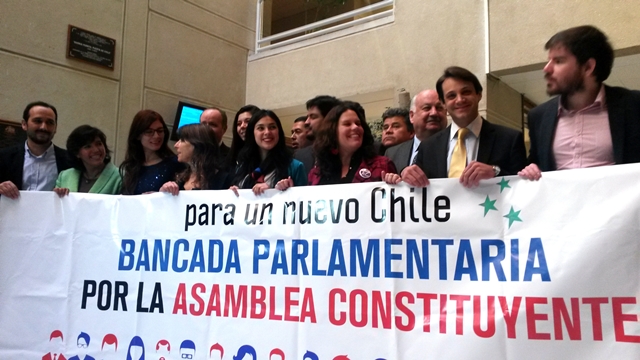 Parlamentarios conforman inédita “bancada transversal” por una Asamblea Constituyente Parlamentarios conforman inédita