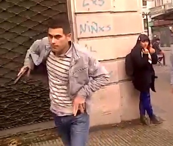 Video: hombre que amenazó con arma a manifestantes en marcha estudiantil era reservista del Ejército