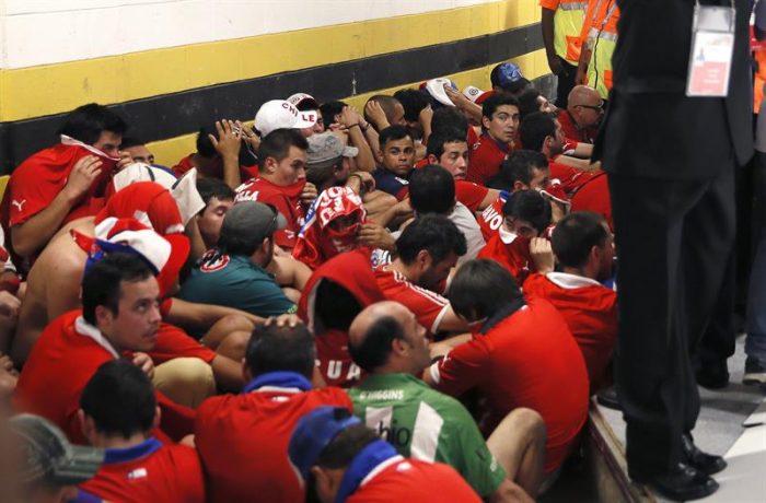 FIFA sanciona con multa a Chile y pone en la mira a la marea roja para el partido con Brasil FIFA sanciona con multa a Chile y pone en la mira a la marea roja para el partido con Brasil