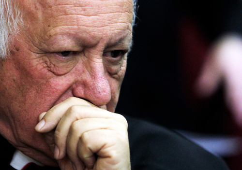 Comisión de DD. HH. del Senado aprobó revocar nacionalidad por gracia a Ricardo Ezzati Comisión de DD. HH. del Senado aprobó revocar nacionalidad por gracia a Ricardo Ezzati