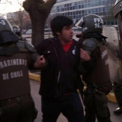 Estudiantes denuncian detención de Carabineros a presidente de la Feusach Estudiantes denuncian detención de Carabineros a presidente de la Feusach