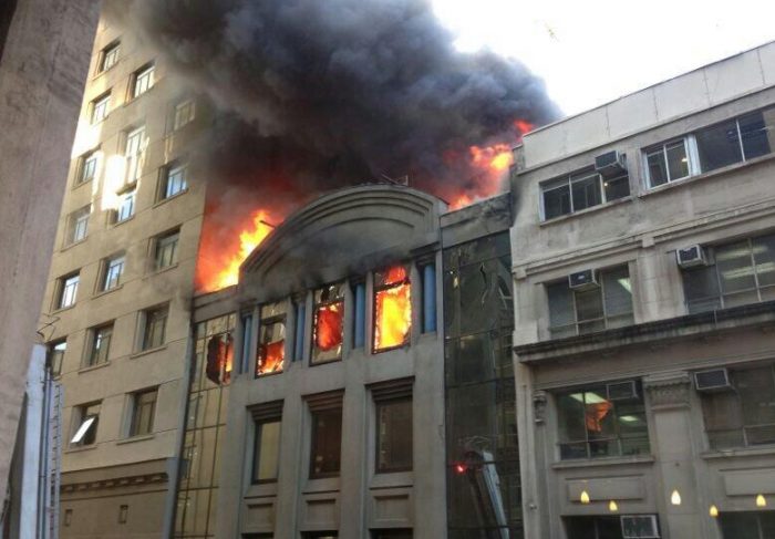 Incendio afecta a edificio ubicado a un costado de la Cancillería Incendio afecta a edificio ubicado a un costado de la Cancillería