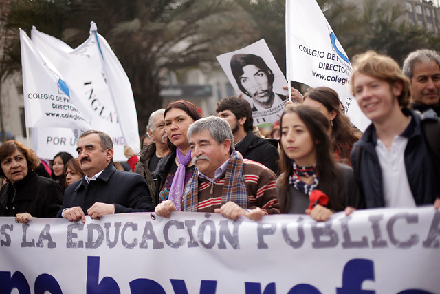 Profesores marchan por la desmunicipalización con ayuda de los estudiantes universitarios Profesores marchan por la desmunicipalización con ayuda de los estudiantes universitarios