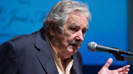 Mujica saca el hincha charrúa y defiende a Suárez: “No vi que haya mordido a nadie” Mujica saca el hincha charrúa y defiende a Suárez: