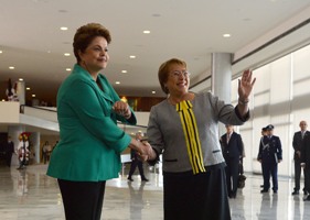 Bachelet y Rousseff suscriben memorándum de entendimiento por casos de DD.HH. Bachelet y Rousseff suscriben memorándum de entendimiento por casos de DD.HH.