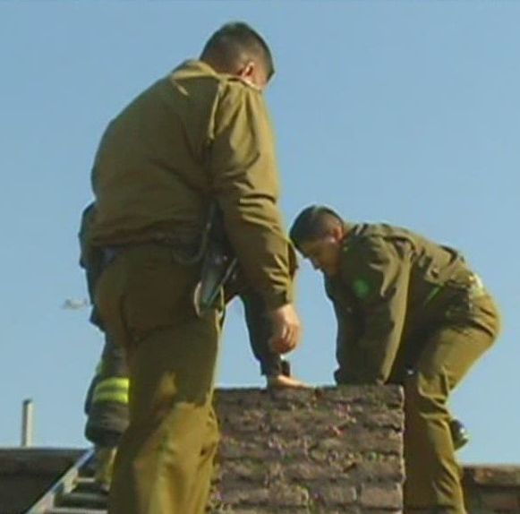 Rescatan y arrestan a ladrón atrapado en la chimenea de un restaurante Rescatan y arrestan a ladrón atrapado en la chimenea de un restaurante