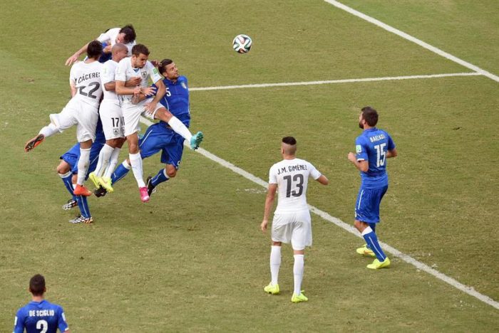 Godín da la victoria a Uruguay que pasa a octavos y elimina a Italia Godín da la victoria a Uruguay que pasa a octavos y elimina a Italia