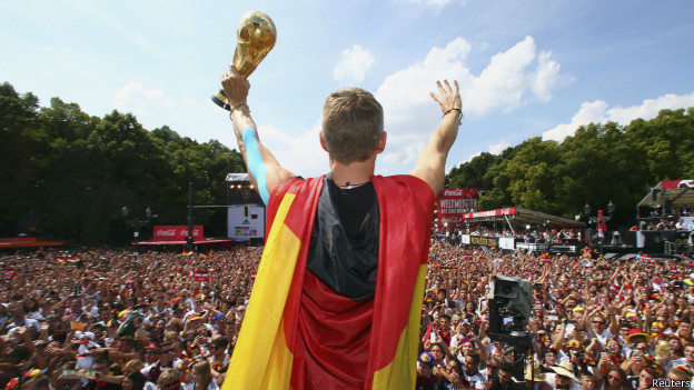Alemanes dañaron la Copa del Mundo durante la celebración en Berlín Alemanes dañaron la Copa del Mundo durante la celebración en Berlín