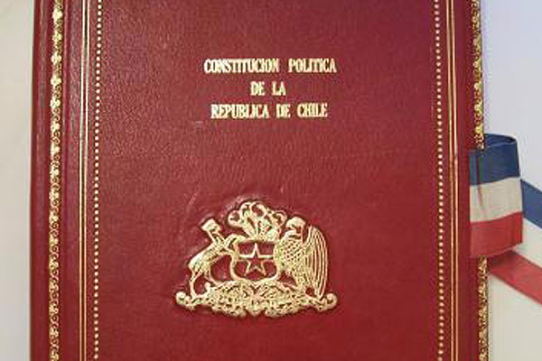 Una Constitución mínima para una democracia máxima Una Constitución mínima para una democracia máxima