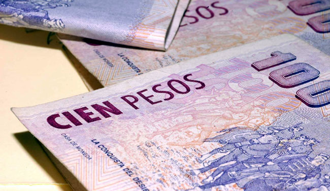 Alza en tasas bancarias no pueden frenar desplome del peso en Argentina