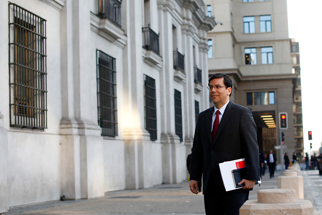 Ex ministro Alberto Arenas en su reaparición en debate público: Chile necesita nueva constitución porque “la de hoy día no nos une” Ex ministro Alberto Arenas en su reaparición en debate público: Chile necesita nueva constitución porque