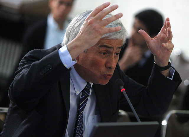 La contienda es desigual: el duelo Rincón/Coloma terminó con el diputado DC silenciado en comisión Cascadas La contienda es desigual: el duelo Rincón/Coloma terminó con el diputado DC silenciado en comisión Cascadas