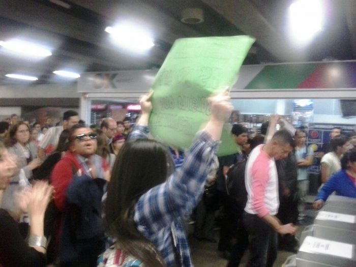 Nueva evacuación en Metro U. de Chile se topa con marcha organizada en contra del sistema de transportes