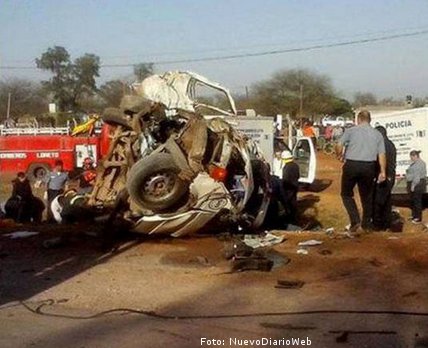 Al menos once muertos en choque entre un camión y un microbús en Argentina Al menos once muertos en choque entre un camión y un microbús en Argentina