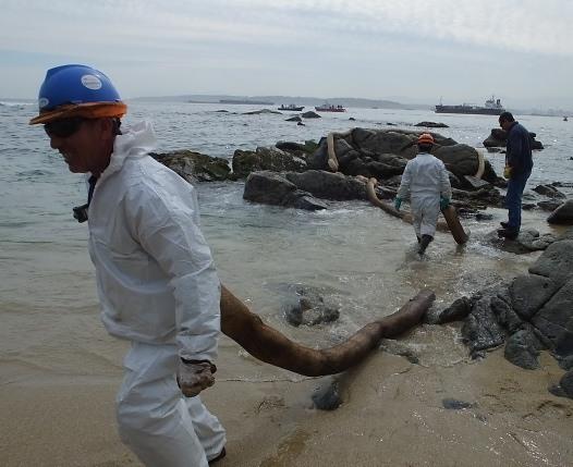 Derrame de petróleo afecta a Quintero y ambientalistas advierten sobre el fin de la pesca artesanal Derrame de petróleo afecta a Quintero y ambientalistas advierten sobre el fin de la pesca artesanal