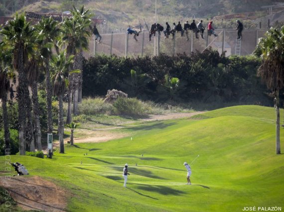 Fotografía muestra el drama que viven los inmigrantes españoles y la indiferencia de los testigos en un campo de golf Fotografía muestra el drama que viven los inmigrantes españoles y la indiferencia de los testigos en un campo de golf