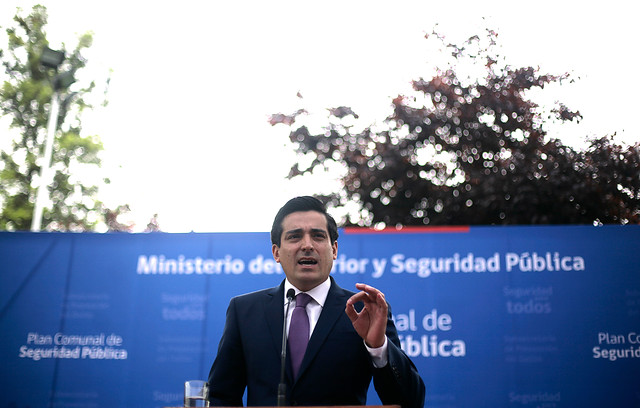 Peñailillo le responde a Fuerza Pública: «Tengo cosas más importantes que hacer que responder al señor Santa Cruz» Peñailillo le responde a Fuerza Pública: