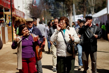 Adultos mayores de Peñalolén piden a Presidenta Bachelet rebajar su tarifa del transporte público Adultos mayores de Peñalolén piden a Presidenta Bachelet rebajar su tarifa del transporte público