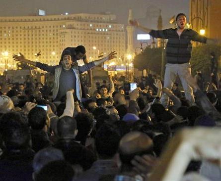Dos muertos y 13 heridos dejan las protestas contra la absolución de Mubarak