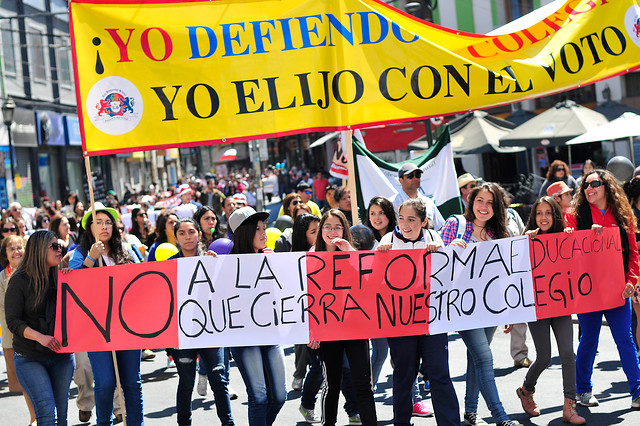 Sostenedores y apoderados de particulares subvencionados operan en edificio Telefónica y llaman a poner banderas negras Sostenedores y apoderados de particulares subvencionados operan en edificio Telefónica y llaman a poner banderas negras