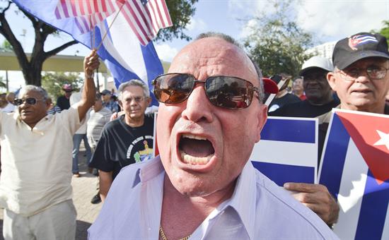 El exilio cubano protesta contra las 