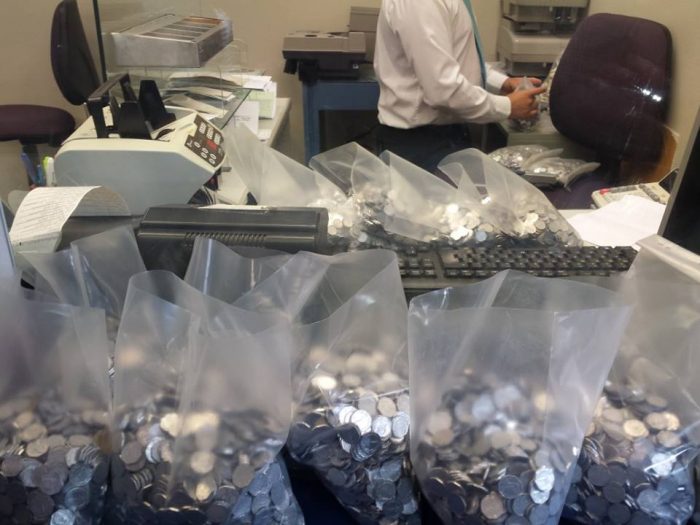 Dirigente de Modatima paga con monedas de un peso multa por denunciar a Pérez Yoma Dirigente de Modatima paga con monedas de un peso multa por denunciar a Pérez Yoma