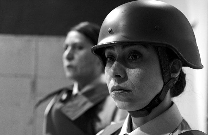 «Por la razón o la Fuerza»: La obra de teatro del hijo de Guillermo Teillier que repara en la violencia de Carabineros «Por la razón o la Fuerza»: La obra de teatro del hijo de Guillermo Teillier que repara en la violencia de Carabineros