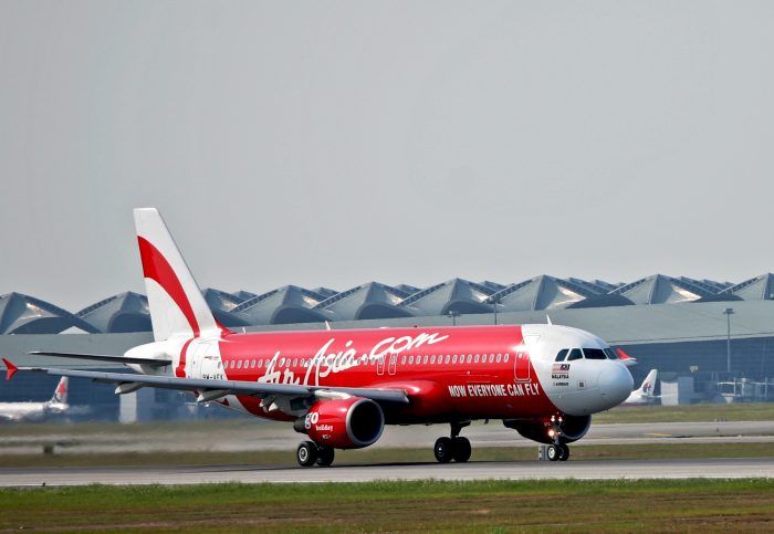 Avión de AirAsia desaparecido recibió aviso de mal tiempo antes del despegue Avión de AirAsia desaparecido recibió aviso de mal tiempo antes del despegue