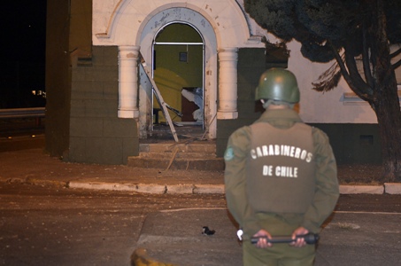 Un carabinero herido deja detonación de bomba en plena Noche Buena en comisaría de Temuco