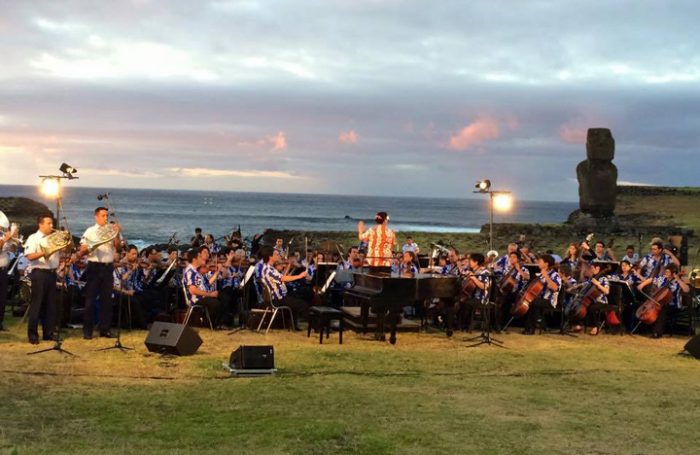 Más de 2 mil personas aplaudieron concierto sinfónico en Rapa Nui Más de 2 mil personas aplaudieron concierto sinfónico en Rapa Nui