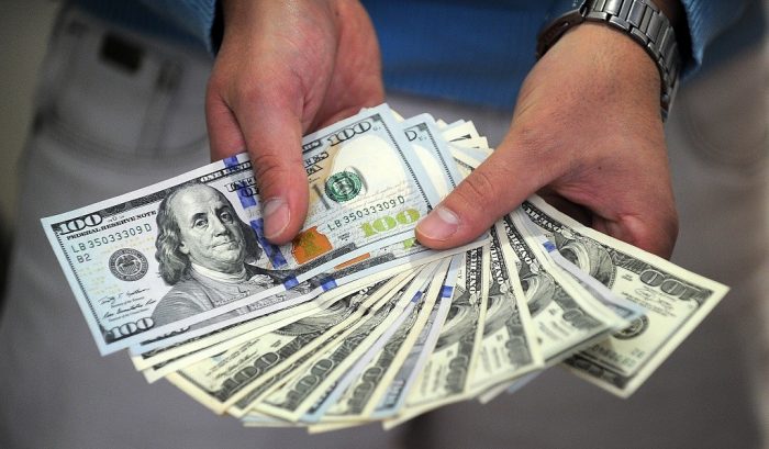 Dólar cayó este viernes hasta los $686 y acumuló un retroceso semanal de $5,8 Dólar cayó este viernes hasta los $686 y acumuló un retroceso semanal de $5,8