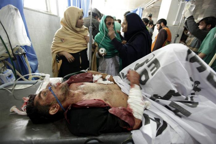Al menos 126 muertos en asalto de talibanes a escuela en Pakistán Al menos 126 muertos en asalto de talibanes a escuela en Pakistán