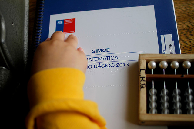 Parlamentarios aseguran que el SIMCE es una fuente de agobio y lucro que acabará con la educación pública 