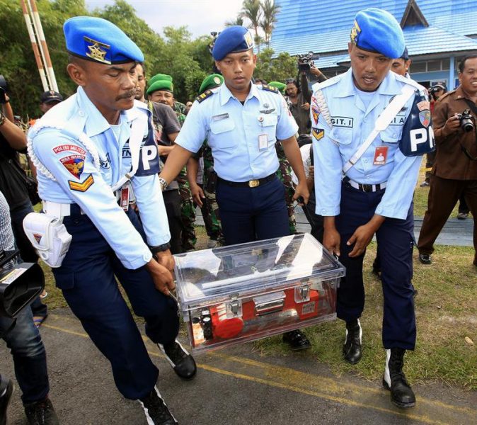 Sacan del mar caja negra del AirAsia que se estrelló en Indonesia