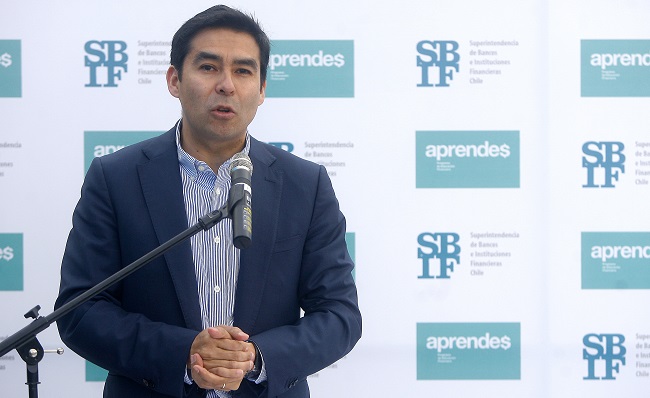 Superintendentes de Bancos y de Valores entran a cuadro de honor de la FEN, el mismo en el que nunca le hicieron espacio a Alberto Arenas Superintendentes de Bancos y de Valores entran a cuadro de honor de la FEN, el mismo en el que nunca le hicieron espacio a Alberto Arenas