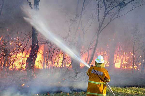 Los bomberos luchan contra reloj para sofocar los incendios de Australia Los bomberos luchan contra reloj para sofocar los incendios de Australia
