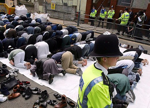 Musulmanes critican a ministro británico por sugerir que el Islam no es parte de la sociedad
