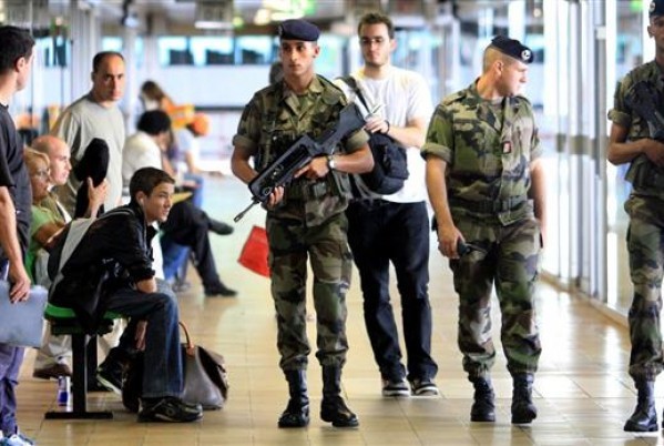 Francia moviliza a 10 mil militares mientras busca a cómplices de atentados
