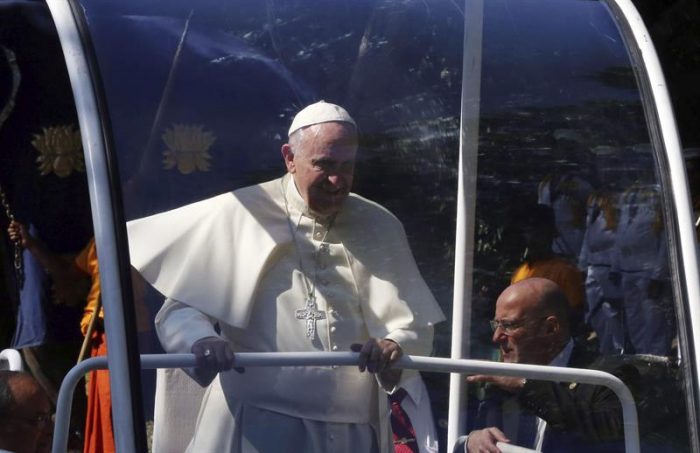 El papa pide a líderes religiosos que denuncien violencia en nombre de la fe