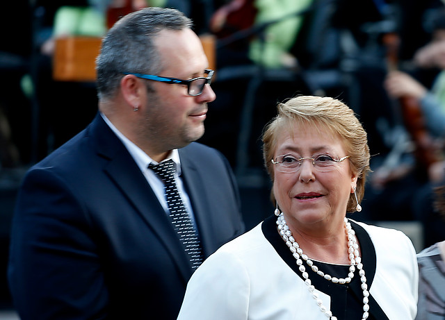 Encuesta Cadem: Caso Caval impacta popularidad de Bachelet y la mayoría cree que sabía con anterioridad del negocio que involucra a su hijo Encuesta Cadem: Caso Caval impacta popularidad de Bachelet y la mayoría cree que sabía con anterioridad del negocio que involucra a su hijo