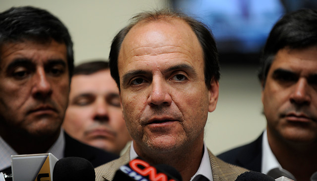 Reclamo de la UDI obliga a que Monckeberg pida a sus parlamentarios bajar el tono de las críticas por el caso Penta Reclamo de la UDI obliga a que Monckeberg pida a sus parlamentarios bajar el tono de las críticas por el caso Penta