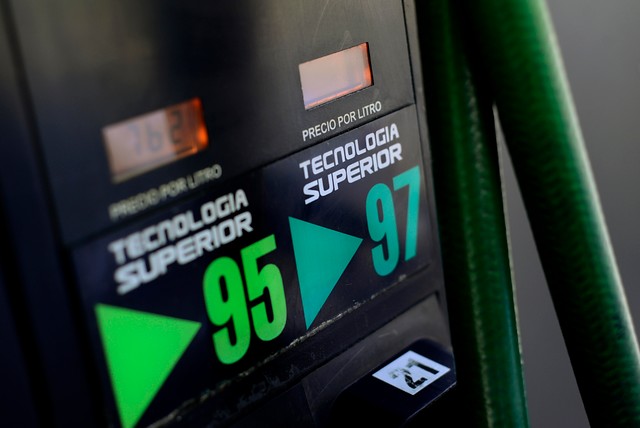El precio de los combustibles y el impuesto específico El precio de los combustibles y el impuesto específico