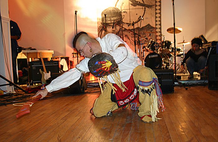 Chad Diabo en Womad Chile: El músico indígena que reivindica la cultura Mohawk Chad Diabo en Womad Chile: El músico indígena que reivindica la cultura Mohawk