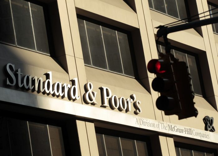 S&P rebaja a negativa la perspectiva de los bancos británicos por el “Brexit” S&P rebaja a negativa la perspectiva de los bancos británicos por el