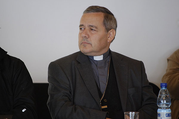 Se triza el blindaje de Barros: el Papa envía al arzobispo de Malta para escuchar a las víctimas de Karadima Se triza el blindaje de Barros: el Papa envía al arzobispo de Malta para escuchar a las víctimas de Karadima
