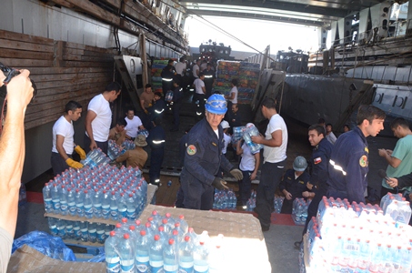 Buque “Sargento Aldea” continúa descargando más de 600 toneladas de ayuda humanitaria en Chañaral